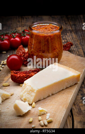 Gli ingredienti del pesto di pomodoro Foto Stock