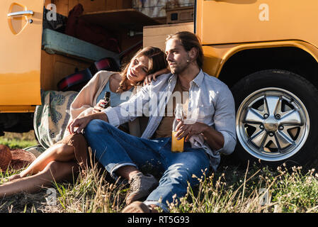 Affettuosa matura in un viaggio su strada prendendo una pausa, bere bevande analcoliche Foto Stock