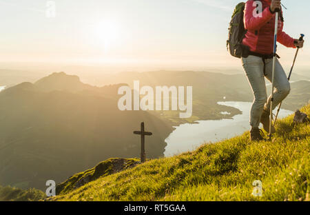 Austriaco, Salzkammergut, Donna escursionismo da soli in tha montagne Foto Stock