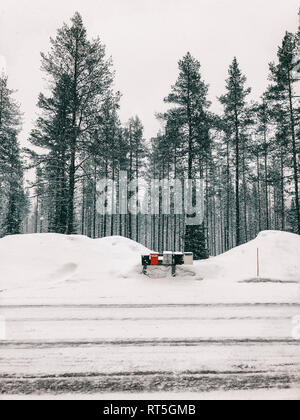 Finlandia, Lapponia, nevicate e caselle di posta su strada Foto Stock