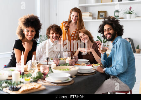 Amici divertendosi a una cena, Godendo mangiando insieme