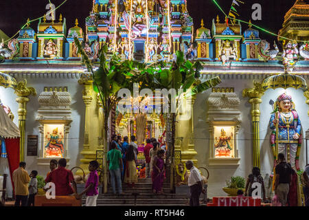 Hindu adoratori entrando in Sri Mariamman Maha Tempio durante le celebrazioni Navarathri, George Town, Penang, Malaysia. Foto Stock