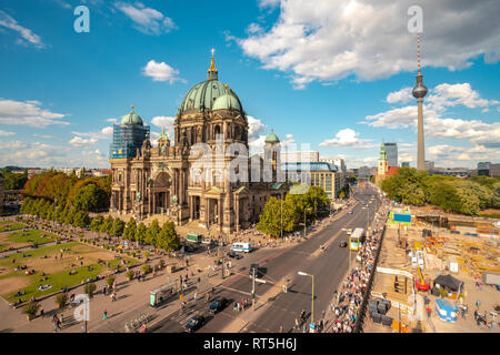 Germania, Berlino, Museumsinsel con la Cattedrale di Berlino Berlino e la Torre della TV in background Foto Stock