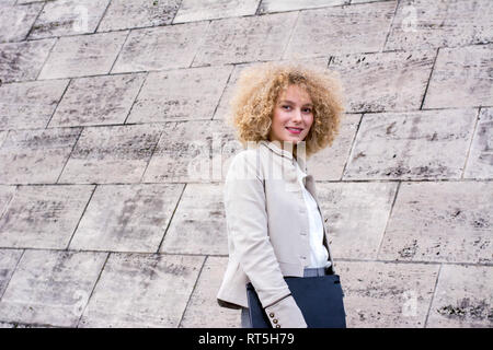 Ritratto di moda donna bionda con con cartella Foto Stock
