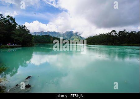 Indonesia, Java, Dieng Plateau, laghi cratere Telaga Warna e Telaga Pengilon Foto Stock