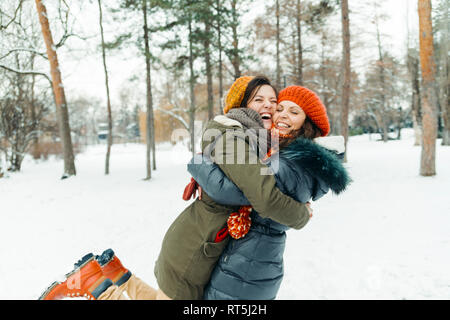 Due migliori amici divertirsi sulla neve Foto Stock