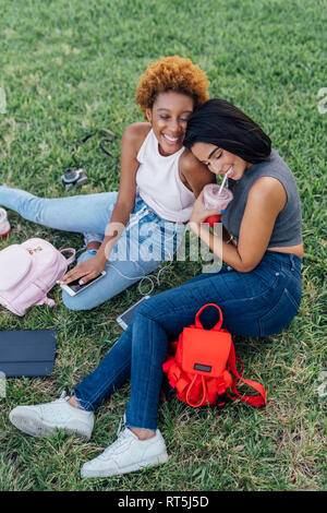 Due felici amici femmina rilassante in un parco Foto Stock
