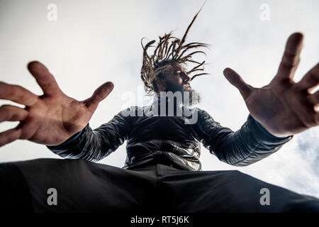 Uomo Barbuto con dreadlocks in posa Foto Stock