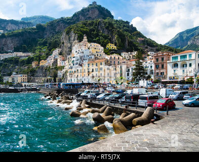 L'Italia, Amalfi, vista la storica città vecchia Foto Stock