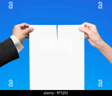 L uomo e la donna mani tenendo il contratto di lacerazione della carta con carta bianca, isolato sul blu. Foto Stock