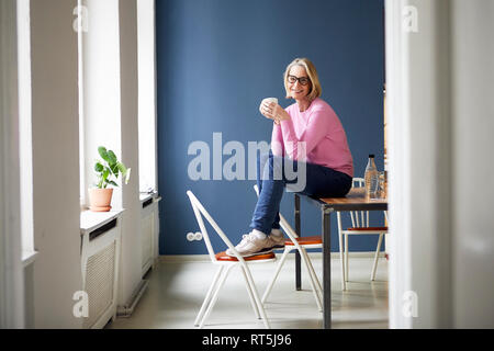 Ritratto di fiducioso donna matura a casa Foto Stock