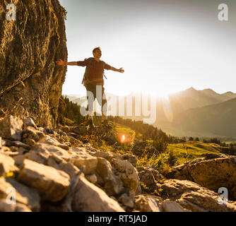 Escursionismo uomo in lui montagne, tifo Foto Stock