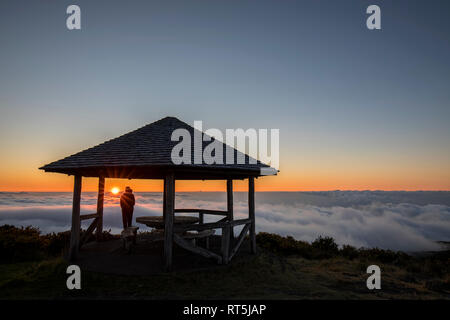 Reunion, Reunion National Park, Maido Viewpoint, vista dal vulcano Maido picnic, posto di mare di nuvole e al tramonto Foto Stock