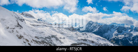 In Germania, in Baviera, Allgaeu, Allgaeu Alpi, vista da Zeigersattel a Hoefats in inverno Foto Stock