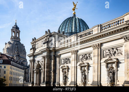 Germania, Dresda, Accademia di belle arti e la chiesa di Nostra Signora in background Foto Stock