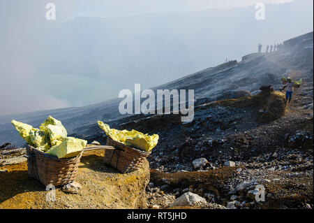 Indonesia, Java, Java Orientale, pezzi di zolfo sul bordo del cratere Ijen lago Foto Stock
