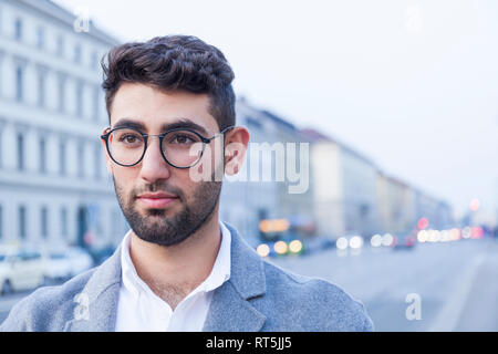 Ritratto di giovane barbuto imprenditore con gli occhiali Foto Stock