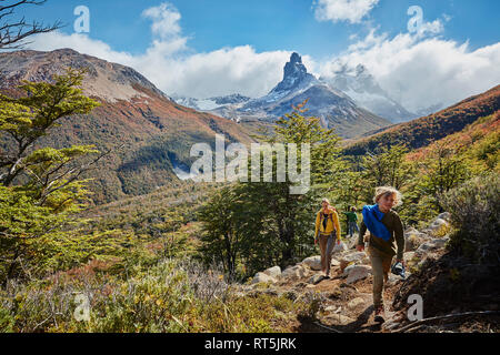 Il Cile, Cerro Castillo, madre di due figli su una escursione in montagna Foto Stock