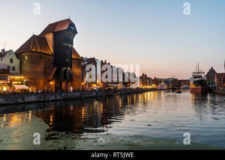 La Polonia, Gdansk, Lega Anseatica case e gru casa sul fiume Motlawa al crepuscolo Foto Stock