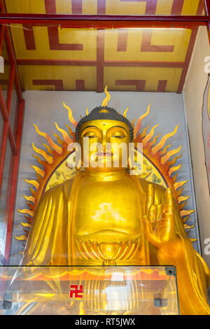 Statua di Buddha nel corridoio principale di preghiera, Kek Lok Si tempio buddista, George Town, Penang, Malaysia. Foto Stock