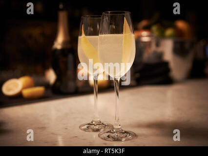 Due francesi 75 cocktail realizzato da gin, Champagne, il succo di limone e lo zucchero. È anche chiamato 75 Cocktail o in francese un Soixante Quinze. Foto Stock