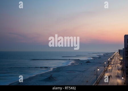 Crepuscolo lungo il lungomare, New York Foto Stock