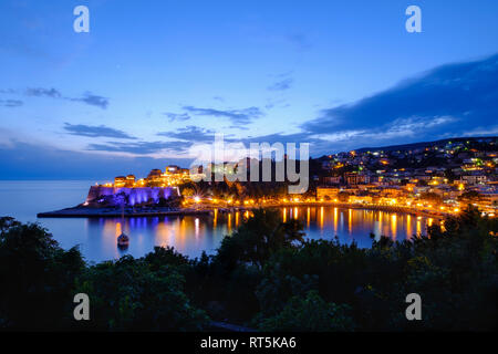 Montenegro Ulcinj, costa adriatica, città vecchia al crepuscolo Foto Stock