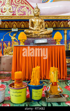 Candele presentato come famiglia offerte nella parte anteriore del Santuario di Buddha, Wat Chayamangkalaram, il Tempio del Buddha reclinato. George Town, Penang, Malaysia Foto Stock