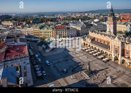 La Polonia, Cracovia, vista aerea oltre la piazza principale della città vecchia Foto Stock