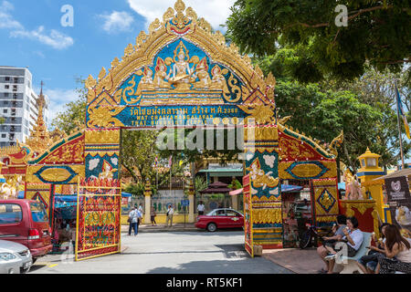 Exit-Entrance gate al Wat Chayamangkalaram, il Tempio del Buddha reclinato. George Town, Penang, Malaysia Foto Stock