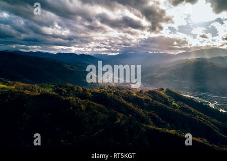 Spagna, Asturias, paesaggio di montagna e raggi solari Foto Stock