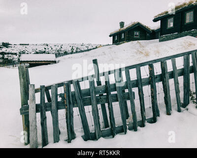 Norvegia, Rondane, cabine tradizionali in norvegese Mountain Resort su Nuvoloso Giorno di inverno Foto Stock