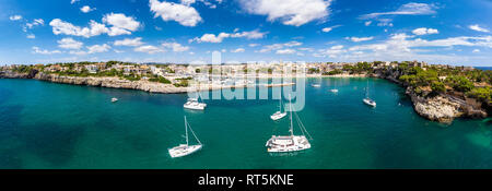 Spagna, Baleares, Mallorca, Porto Cristo, Cala Manacor, costa con ville e porto naturale Foto Stock