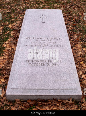 Il marcatore di grave di William Flinn II, un esercito pilota dell'Aeronautica KIA oltre Rethonendes, Francia nel 1944 durante la guerra mondiale 2. Sepolto a Pittsburgh, PA, Stati Uniti d'America Foto Stock