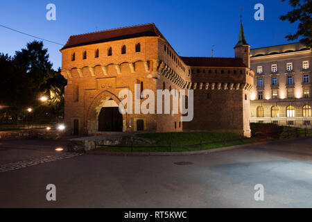 La Polonia, Cracovia, Barbican fortificazione di notte Foto Stock