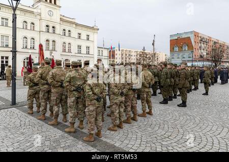 SKWIERZYNA, Polonia (feb. 23, 2019) - Un plotone di soldati dal 101st brigata battaglione di supporto, 1° Brigata corazzate contro la squadra, 1a divisione di fanteria, assistere ad una cerimonia a sostegno di 61 polacco cadetti prestando giuramento di difendere e di servire il proprio paese, nel centro della città. (U.S. Esercito foto di Sgt. Thomas Mort) Foto Stock