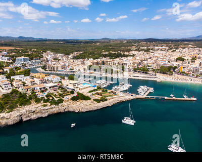 Spagna, Baleares, Mallorca, Porto Cristo, Cala Manacor, costa con ville e porto naturale Foto Stock