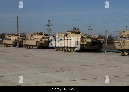 MIHAIL KOGALNICEANU AIR BASE, Romania (feb. 25, 2019) - i soldati da società C con 1° Battaglione, sedicesimo Reggimento di Fanteria (1-16), 1° Brigata corazzate contro la squadra, 1a Divisione di Fanteria guidare carri armati fuori da un treno a Capu Midia, Romania. L'arrivo dei veicoli promuove il battaglione della possibilità di compiere la loro missione mentre distribuito in Europa orientale. Il 1-16 è da Fort Riley, Kansas ed è attualmente implementata in sostegno della Atlantic risolvere. (U.S. Esercito foto di Spc. Yon Trimble) Foto Stock