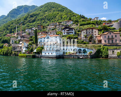 L'Italia, Lombardia, Lago di Como, Argegno, townscape Foto Stock