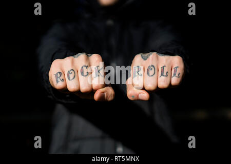 Uomo che mostra il suo tatuato mani, close-up Foto Stock