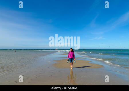 Danimarca, nello Jutland, Skagen, Grenen, donna sulla capezzagna con il Mare del Nord e del Mar Baltico Foto Stock