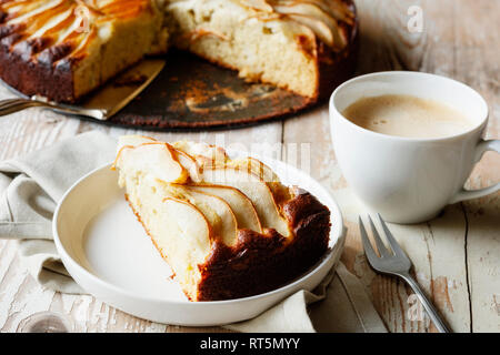 Home-cotta senza glutine torta di pere fatta di farina di grano saraceno Foto Stock