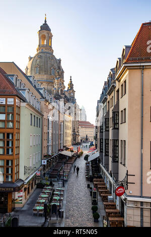 Germania, Dresda, vista la chiesa di Nostra Signora con Muenzgasse in primo piano Foto Stock