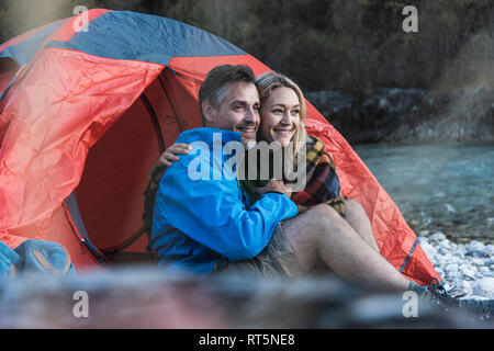 Coppia matura campeggio al Riverside Foto Stock