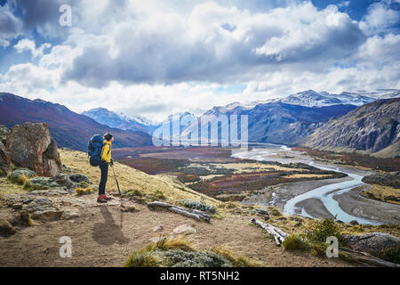 Argentina, Patagonia, El Chalten, donna su un viaggio escursionistico a Fitz Roy e Cerro Torre Foto Stock