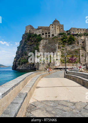 L'Italia, Campania, Napoli, Golfo di Napoli, Ischia Isola, Castello Aragonese sull isola di roccia Foto Stock