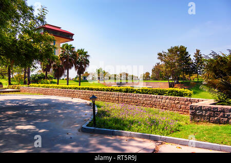 Il Gioiello di Nizam-The Minar, un 100 piedi la torre ristorante che serve autentica cucina Hyderabadi ristorante e famoso per la sua atmosfera regale. Foto Stock