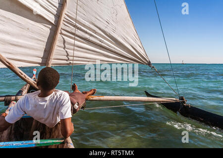 Anakao, Madagascar, 2 Agosto 2017 : malgascio piroga skipper di Vezo gruppo etnico vela Anakao off, Madagascar meridionale Foto Stock