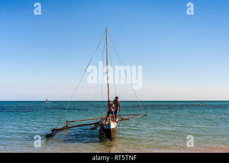 Anakao, Madagascar, 2 Agosto 2017: pescatori malgasci di Vezo etnia andare a pesca in Anakao, Madagascar meridionale Foto Stock