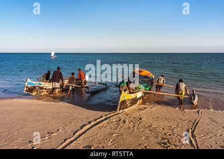 Anakao, Madagascar, 2 Agosto 2017: pescatori malgasci di Vezo etnia andare a pesca in Anakao, Madagascar meridionale Foto Stock